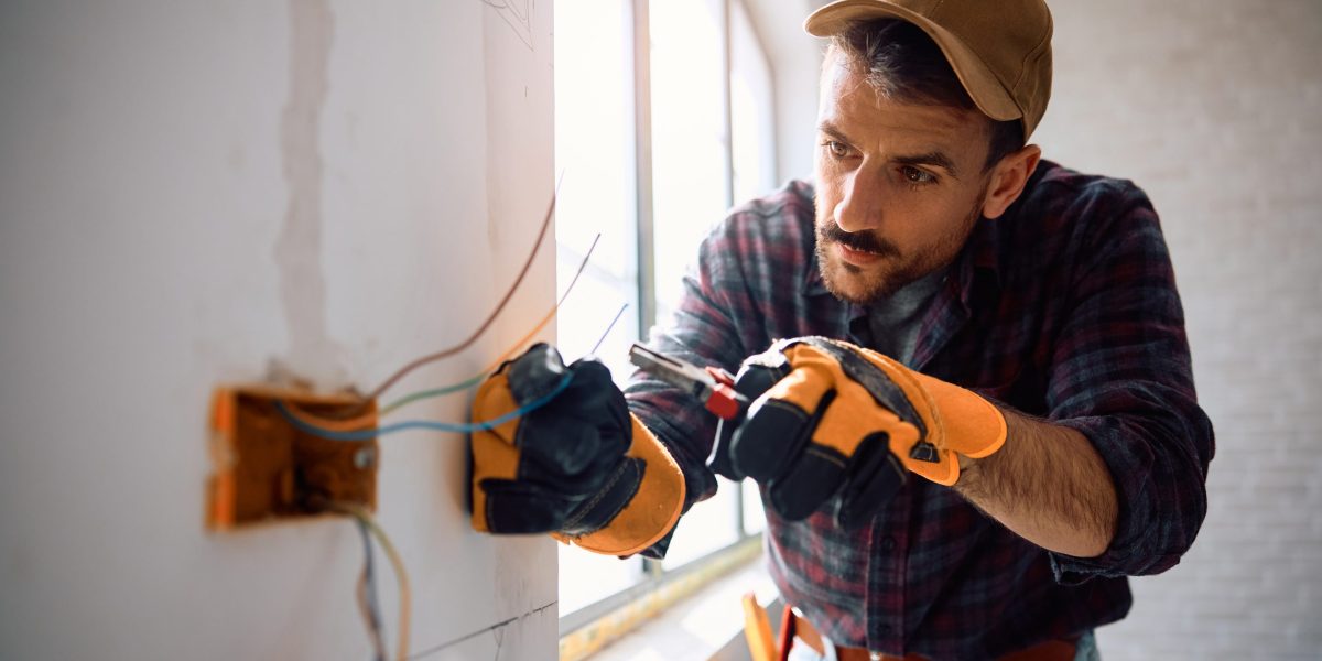 Analyst: Skip College Debt, Train as Electrician Amid AI Job Risks